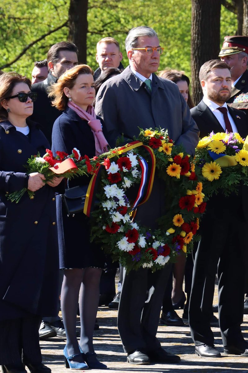 En ce #8mai au cimetière des Frères de Riga 🇱🇻, un moment de recueillement pour ceux qui sont tombés pour notre liberté , un symbole de l’amitié 🇫🇷 🇩🇪 et une pensée de soutien à tous ceux qui doivent se battre pour leur pays et leur liberté. 

#8mai1945 #DevoirdeMémoire