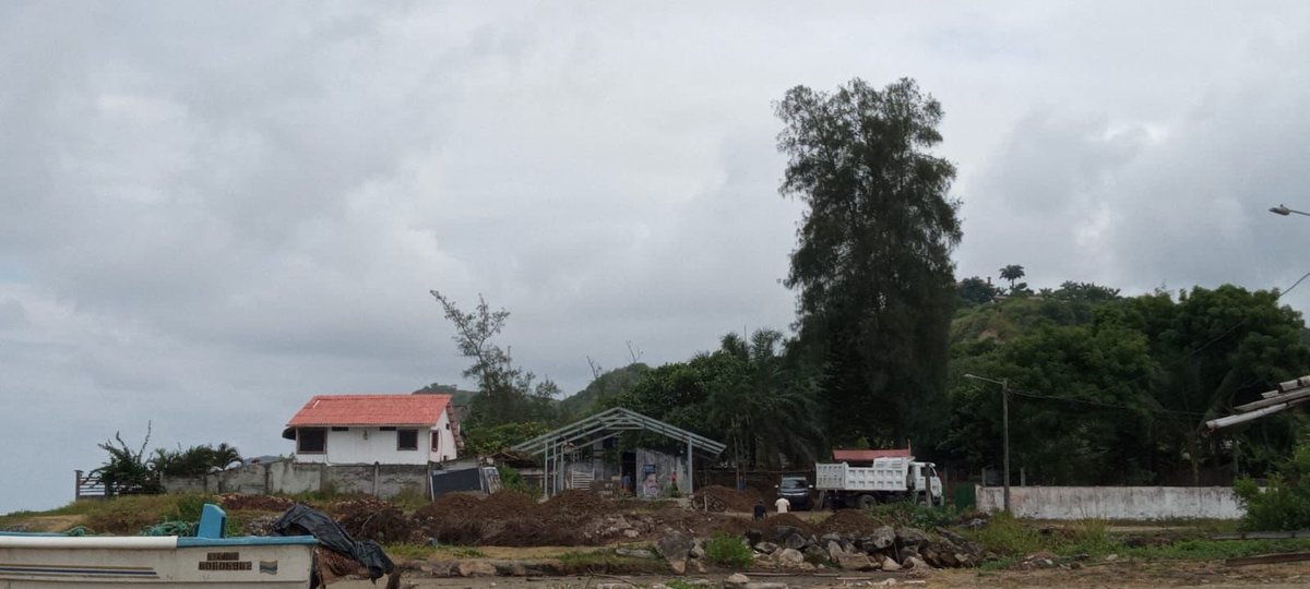 Buenos días desde Las Nuñez, otra zona de Olón donde están rellenando el río para construir un proyecto.
Nuestros compas nos piden ayuda para que lo contemos, están siendo amenazados por gente que dice "estar cerca del poder".

Habrá que consultarle a Sade también. #OlónResiste