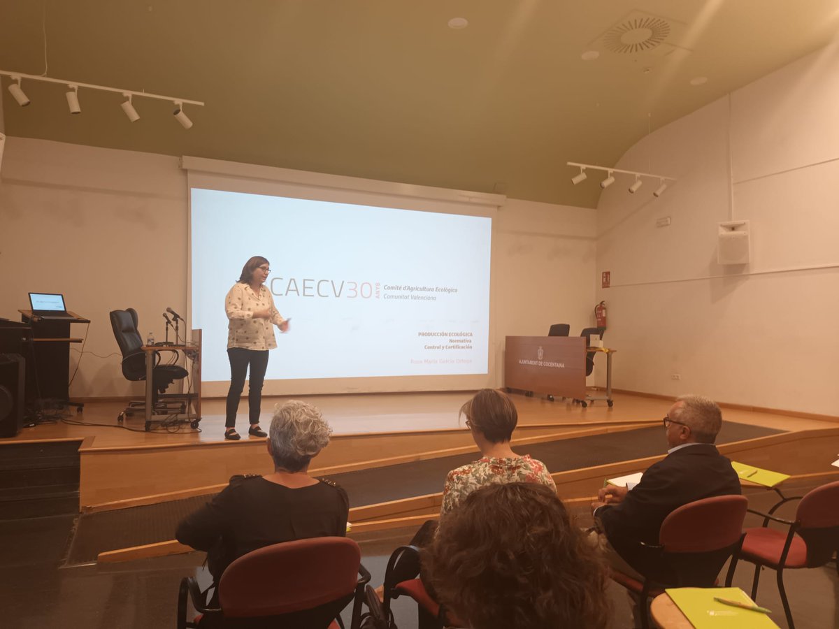 Rosa García, responsable del Área de Certificación y Calidad del @caecv, participa en la jornada de formación dirigida a mujeres cooperatistas.

Su intervención se ha centrado en la normativa, control y certificación de la producción #ecológica.