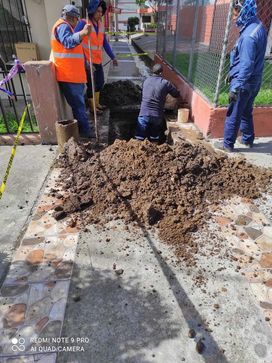 NaranjoJD's tweet photo. @aguadequito @pabelml Así como se exigió la ayuda de @aguadequito, también se les agradece porque por fin nos ayudaron con el arreglo de la fuga...muchas gracias a las personas que incluso en la noche estuvieron arreglando el daño https://t.co/qIPaNq5H0q