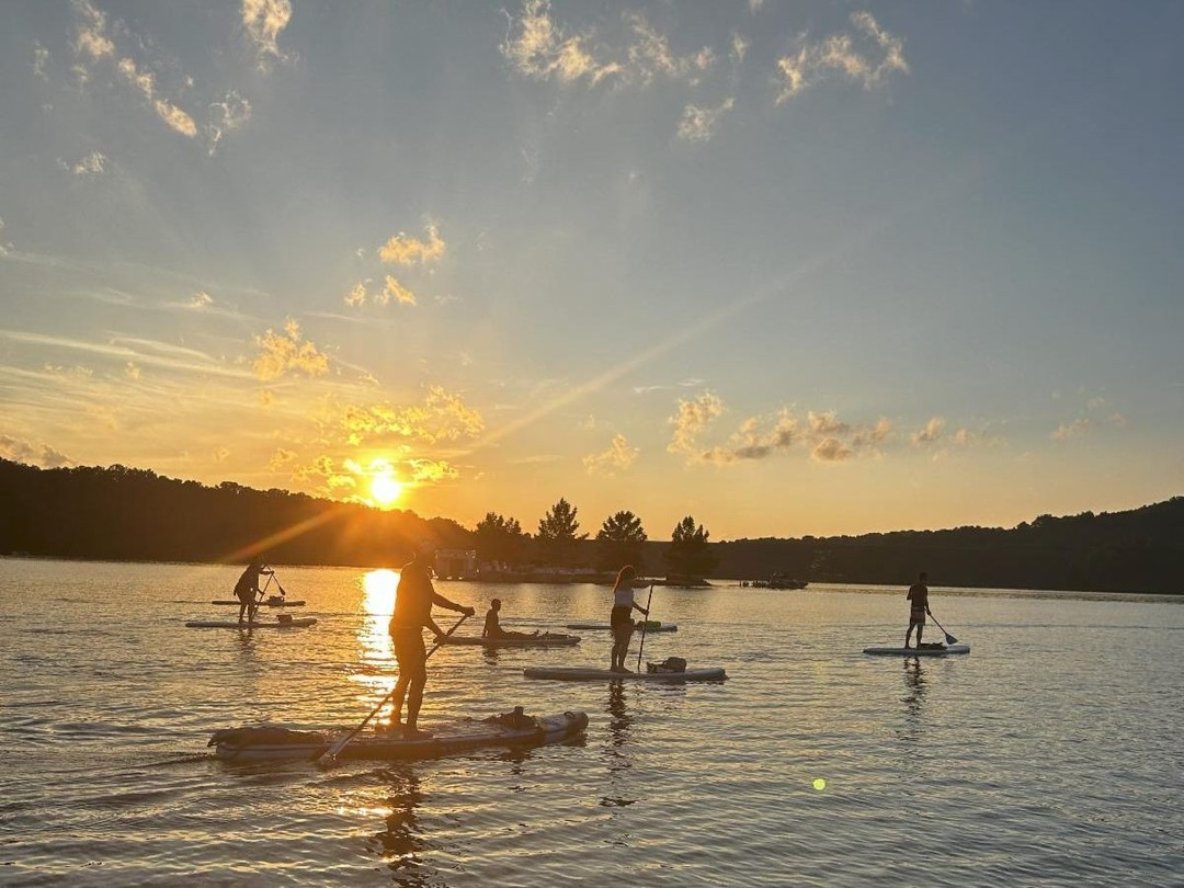We're dreaming of golden hour on the lake. ✨ 📍: Summersville Lake 📸: instagram.com/mtn_surf_ps