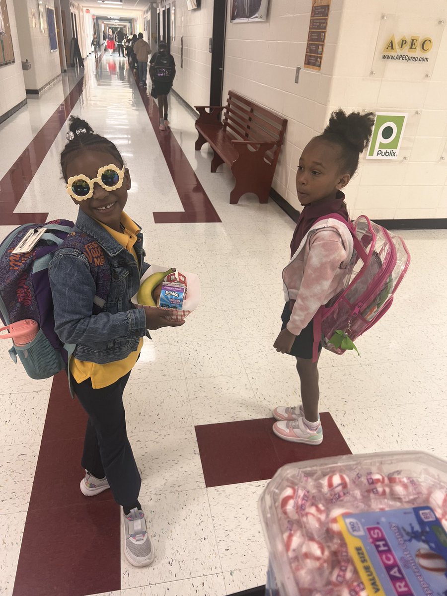 ❤️ morning chats with @StonewallTell 👨🏽‍🎓👩🏻‍🎓👨🏽‍🎓👨‍🎓🧑🏽‍🎓! This student wanted to show off her 🕶️ in preparation for the upcoming summer break ! #culturematters @NPorter17 @EC_Tyson @Miss_GeeWiz @MrGTutor @Mrs_AABoyd @amybytheton @ADunnCounselor @FAbercrombie_