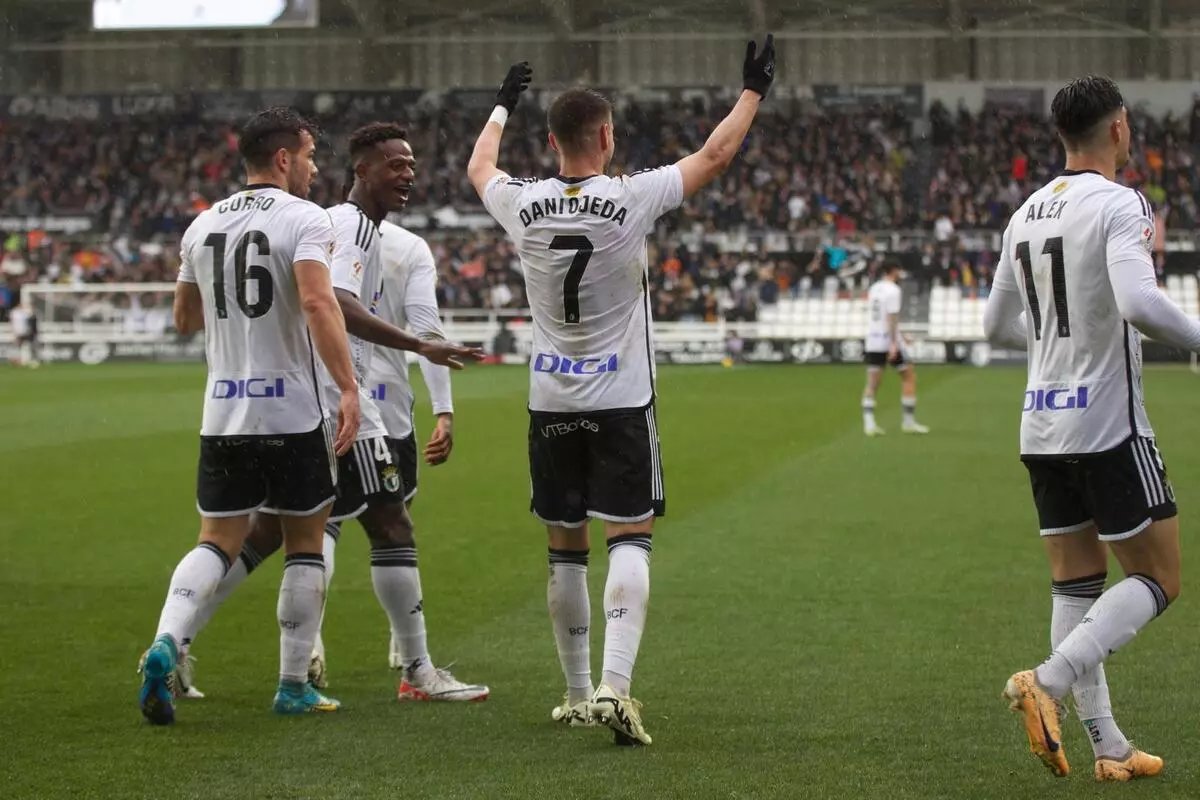 SORTEO Una entrada doble para el partido contra el Eldense
¿Quieres participar?
Síguenos da 🤍 y RT
Contesta a la pregunta 
¿Cuál ha sido el mejor gol de la carrera de Dani Ojeda? El jugador dará la respuesta correcta a partir de las 14, solo los acertantes entrarán en el sorteo