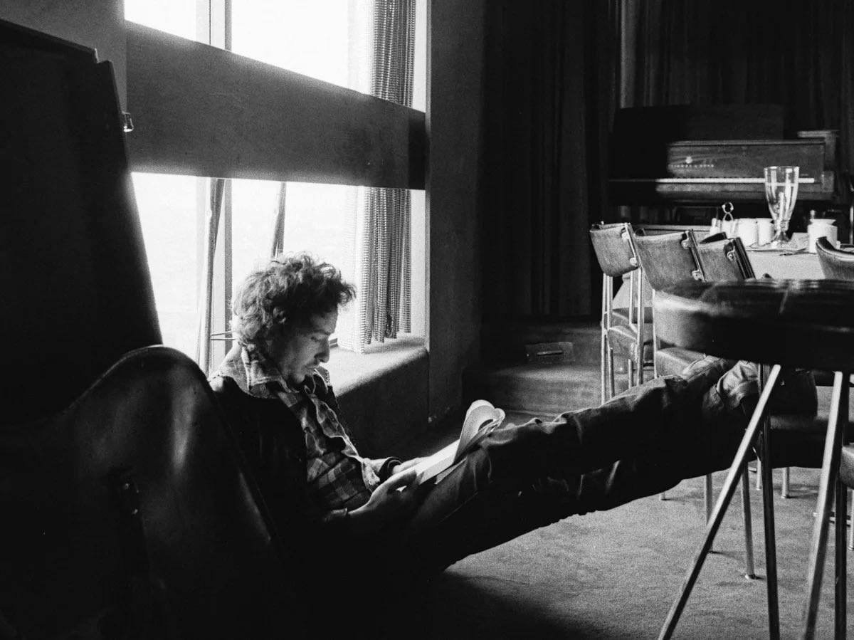 Bob Dylan working on the lyrics for Blood on the Tracks, 1974. 📸: Barry Feinstein. #BobDylan #Dylan