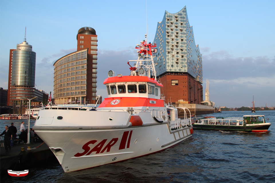 Seenotretter's tweet photo. Die #Seenotretter auf Kurs @PortofHamburg ⚓️: Unser #Seenotrettungskreuzer BERLIN ist unterwegs zum 8⃣3⃣5⃣. #Hafengeburtstag. Vorführungen und Open-Ship-Zeiten der #DGzRS &amp; Partner @deutschemarine, @bpol_kueste, @ADACLuftrettung u.a.: ➡️ https://t.co/eesBMEk05g ❤️lich willkommen! https://t.co/6bc4HwGqEc