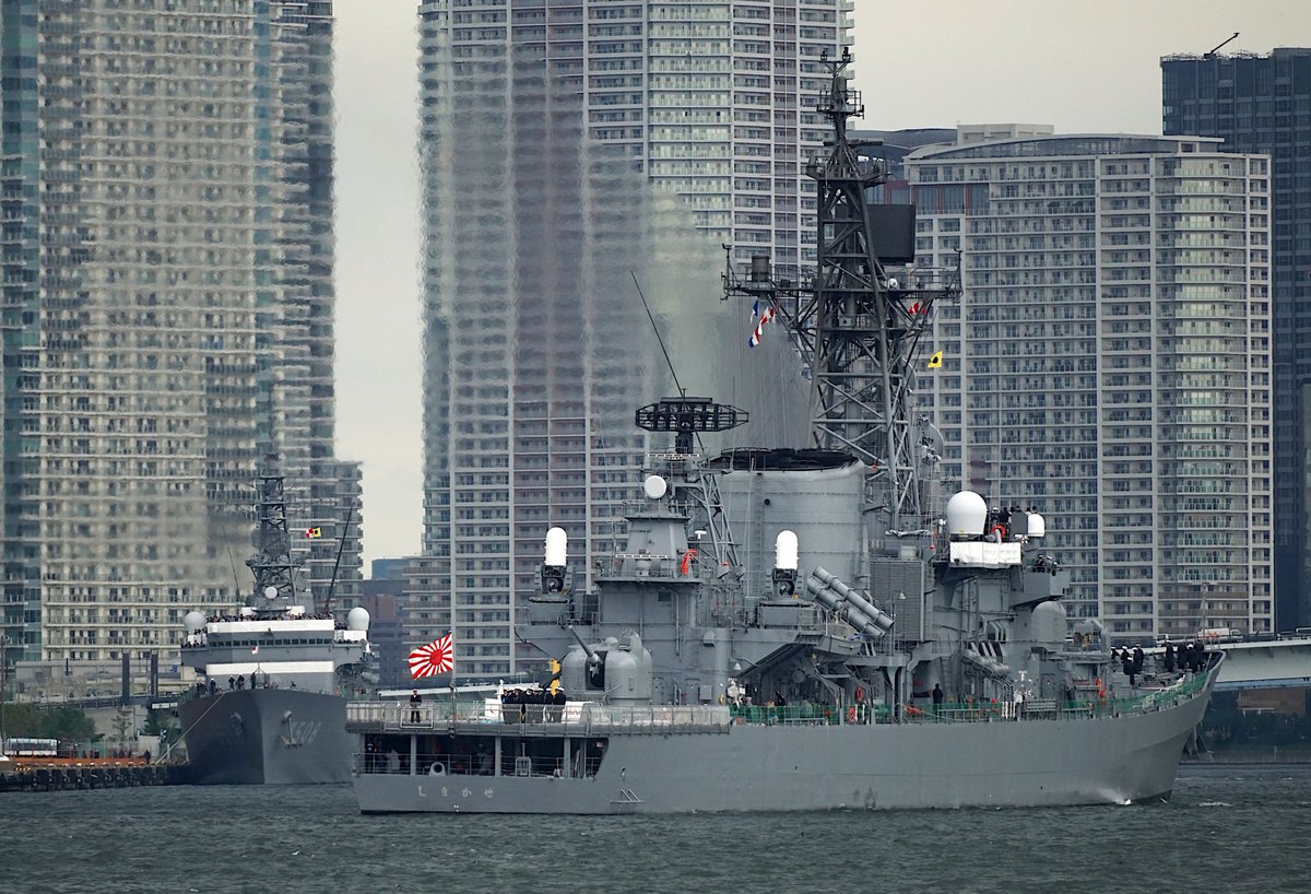 タワマンの林立する晴海に接岸する練習艦「かしま」と「しまかぜ」😍