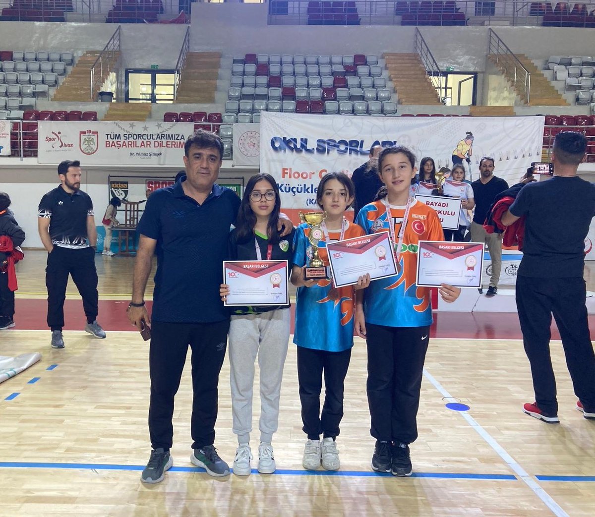 6-8 Mayıs tarihlerinde Sivas’ta düzenlenen Okul Sporları Floor Curling Küçük Kızlar Türkiye Finallerinde Köyceğiz Toparlar Ortaokulu Floor Curling takımımız Türkiye 4.sü olmuştur. Öğrencilerimizi ve öğretmenlerimizi tebrik eder başarılarının devamını dileriz.
<a href="/MMaslak/">Mustafa Maslak</a>