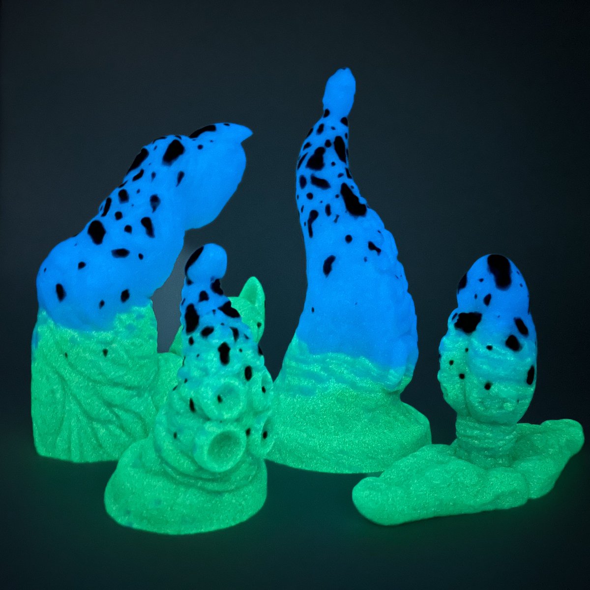 Some more froggy pours for this Friday’s drop at 6pm BST. This time, poison dart frogs. And they glow too! 🤩