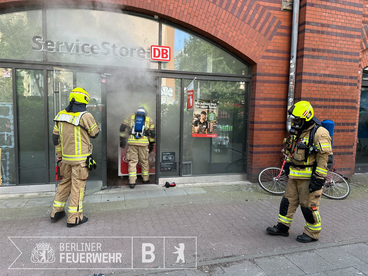 Viel „Rauch“, zum Glück aber kein Brand im #S_Bahnhof_Bellevue im #Hansaviertel. Es handelte sich um einen #Täuschungsalarm, der aus unklarer Ursache durch eine Nebelvorrichtung eines im Bahnhof ansässigen Shops ausgelöst wurde. Für uns also nur eine ungeplante „Übung“. #EstuK