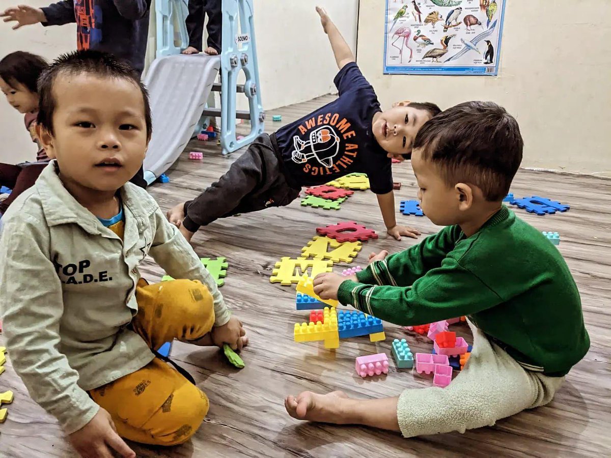Some happy faces at a creche in New Delhi. Community creches supported by @Refugees and partners in India foster childhood development while creating a safe and nurturing space for young asylum seekers. @UNHCRAsia