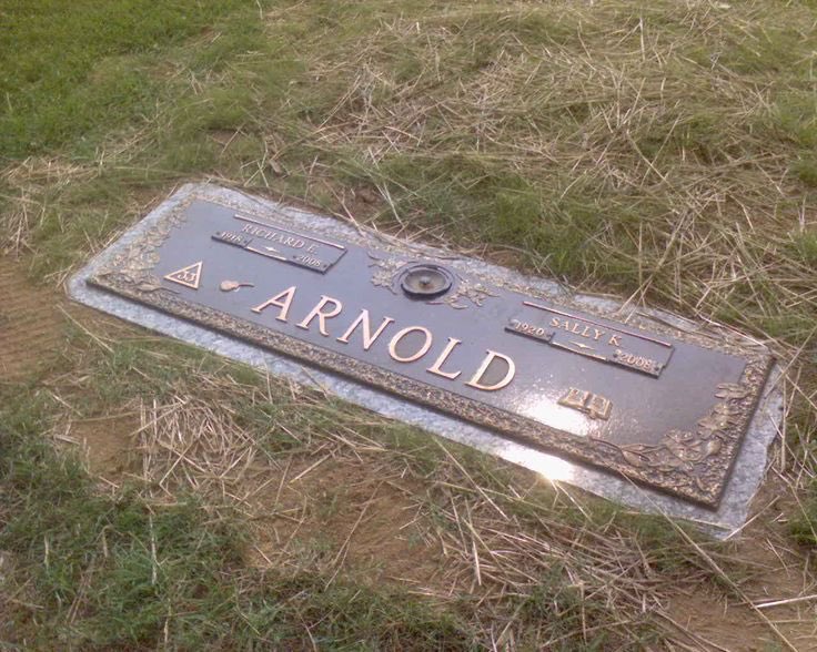 #RIP #OTD in 2008 singer ('What's He Doing in My World', 'Make the World Go Away') Eddy Arnold died from natural causes in a care facility in Nashville, aged 89. Woodlawn Memorial Park and Mausoleum, Nashville thefinalfootprint.com/2024/05/08/day…