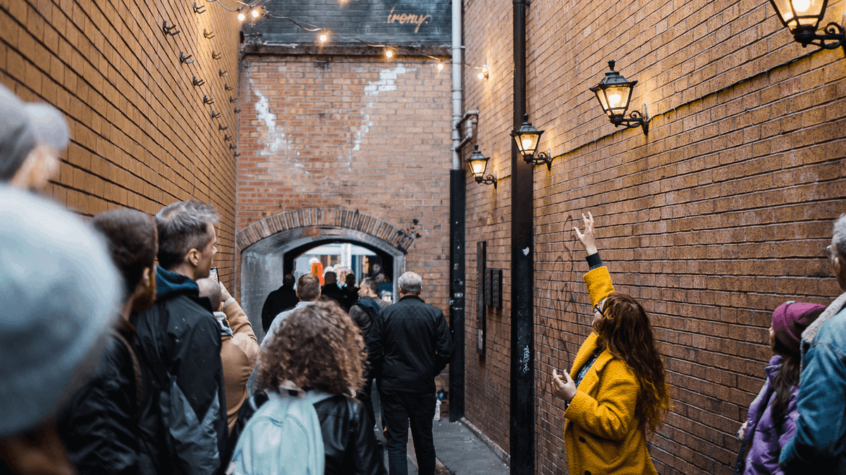 Step outside and discover #Belfast on foot! ✨🚶 From political and historical to food and drink, as well as free self-guided tours - no matter your interests, you will find a walking tour for you! Find a tour >> vstbelfast.com/walking-tours