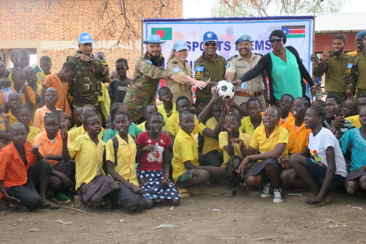 #PeaceBegins with education! In Wau, #SouthSudan🇸🇸, #UNMISS peacekeepers from #Bangladesh 🇧🇩are supporting local schools by handing over textbooks📚, school bags🎒, pencils ✎, teaching materials & sports equipment + footballs⚽, volleyballs🏐 👉🏾bit.ly/3UPsgrG #A4P