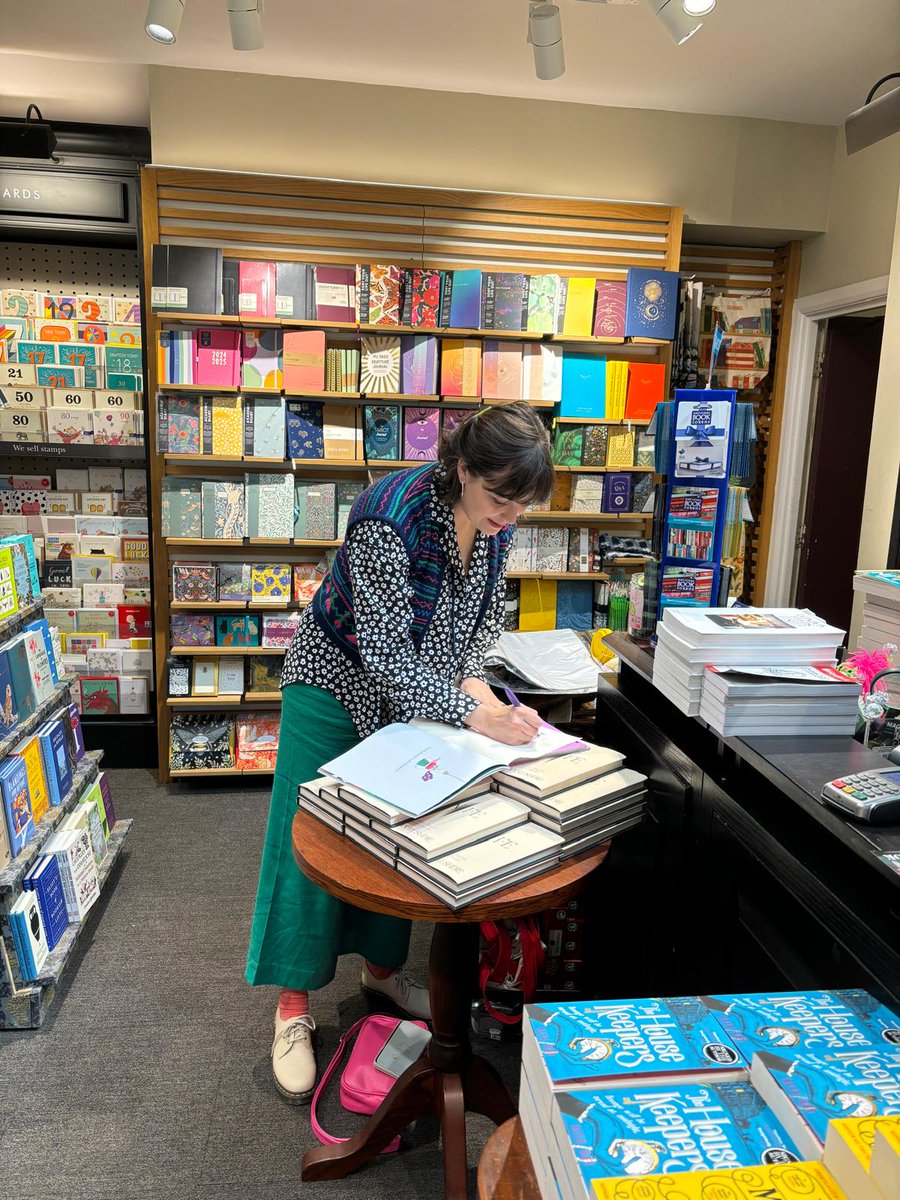 A lovely morning signing copies of FRIDA in central London - you'll find signed and doodled copies in @WaterstonesPicc @WaterstonesTraf @WaterstonesCovG @WaterstonesTCR @gowerst_books and @Foyles Charing Cross 💜🤘🎸
