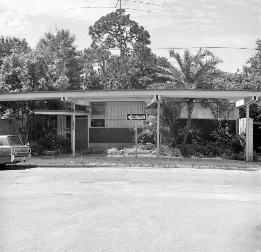 The Joseph Janney Steinmetz Photography Studio in Sarasota, Florida, designed by Paul Rudolph in 1947. Photo by Joseph Janney Steinmetz, State Library and Archives of Florida paulrudolph.institute⁠ ⠀⁠ #architecture #paulrudolphinst #archimasters #buildingstyles_gf