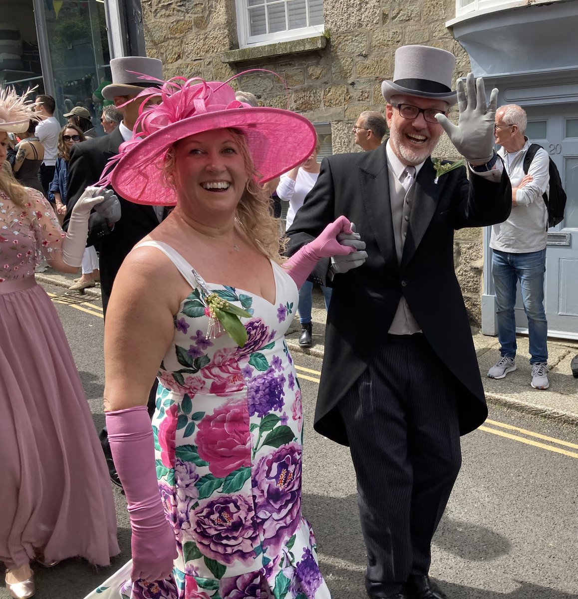 Helston does it again - another glorious #FloraDay. @RoyalNavy sailors from RNAS Culdrose were delighted to be invited to dance through the streets and join the good people of Helston on their special day #Cornwall