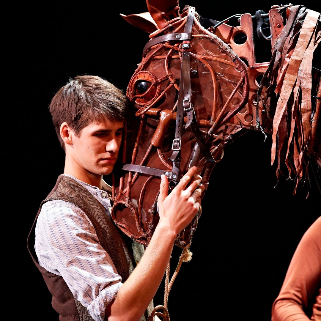 Are you ready to go on an extraordinary journey from the fields of rural Devon to the trenches of First World War France? The @NationalTheatre's acclaimed production of War Horse returns to The Lyric stage later this year. 📆 26 Nov - 07 Dec 🎟️ bit.ly/42D0S2v