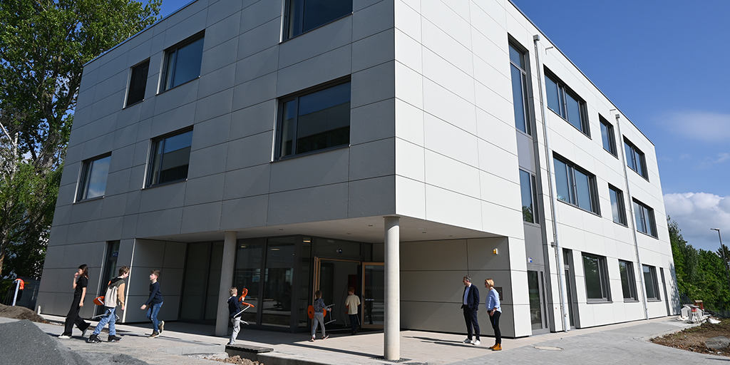 „Eine gute Nachricht für Schule und Stadt“: Erweiterungsgebäude der OPS in Bad Soden fertig – Dann wird Bestandsgebäude umgebaut. mtk.org/Eine-gute-Nach… #MTK #OPS #Erweiterungsbau #OtfriedPreußlerSchule #Schule