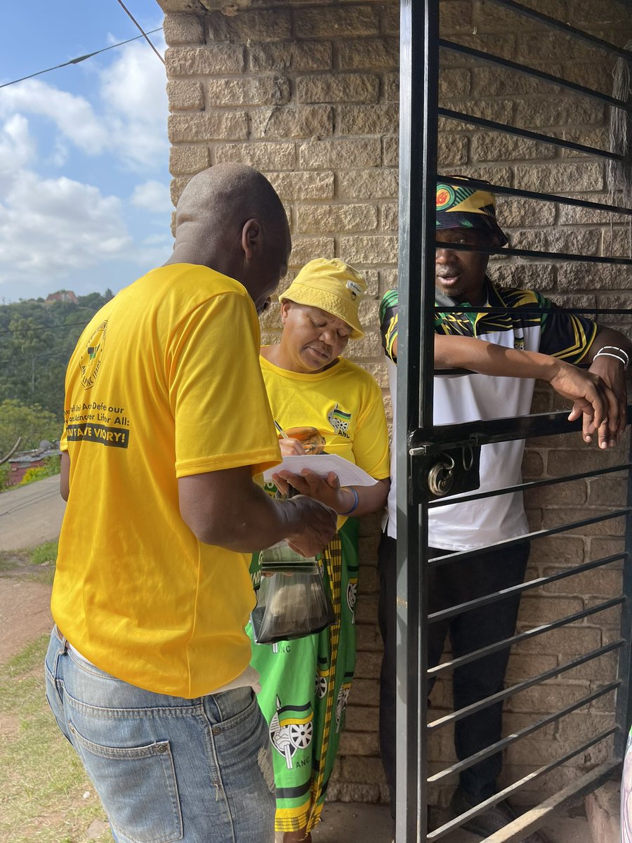 People of Kzn when you say please vote for the ANC on May 29, their response “ Mfethu Khululeka Sibadala Kulento Thina Singukhongolose” their love for the ANC is unconditional. 

#VoteANC2024
#LetsDoMoreTogether
