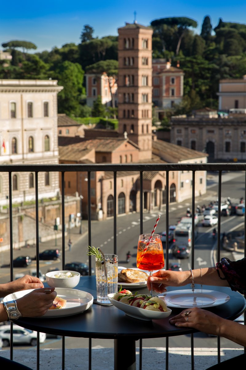 47 Circus Roof Garden is the perfect place where you can spend a relaxing afternoon enjoying our aperitif and the view over Rome. 🍹

#47boutiquehotel #rome