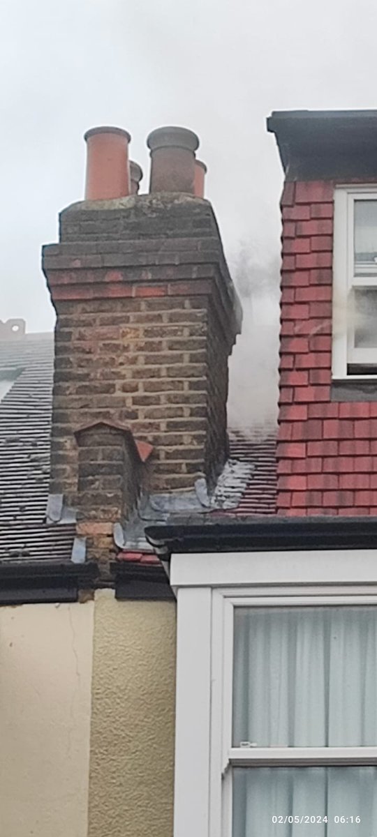 A house fire in #Wanstead is believed to have been caused by a lightning strike during bad weather. Thankfully there were no reports of any injuries. orlo.uk/McmyX