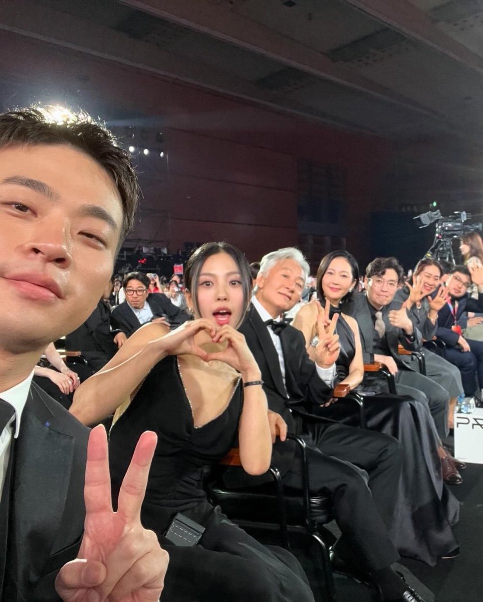 JISOO’s next drama partner, her new bestie, her co stars from Snowdrop, director of her movie appearance all in one picture CRAZY 😆