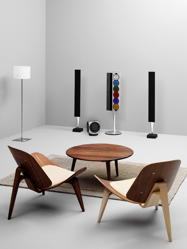 David Lewis’ idea to display six CDs linearly as the design for Beosound 9000 came as he walked past a record store in London. Beosound 9000c - Recreated. Replayed. Reborn. Learn more: bang-olufsen.com/en/dk/speakers… #Beosystem9000c #BangOlufsen