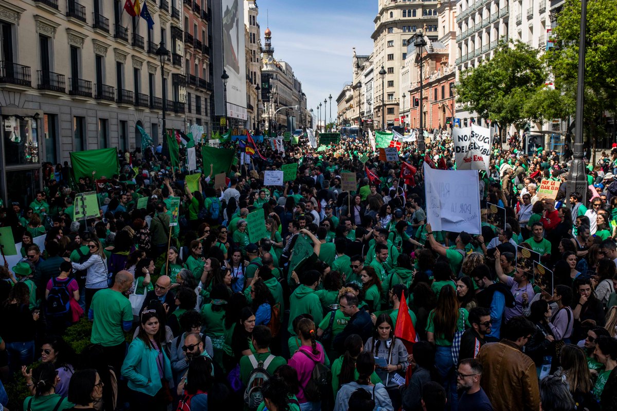 Qué orgullo de marea verde de profesores y profesoras que defienden la educación pública. Ya sacaron las tijeras del PP en los recortes de hace diez años y lo volverán a hacer.💚