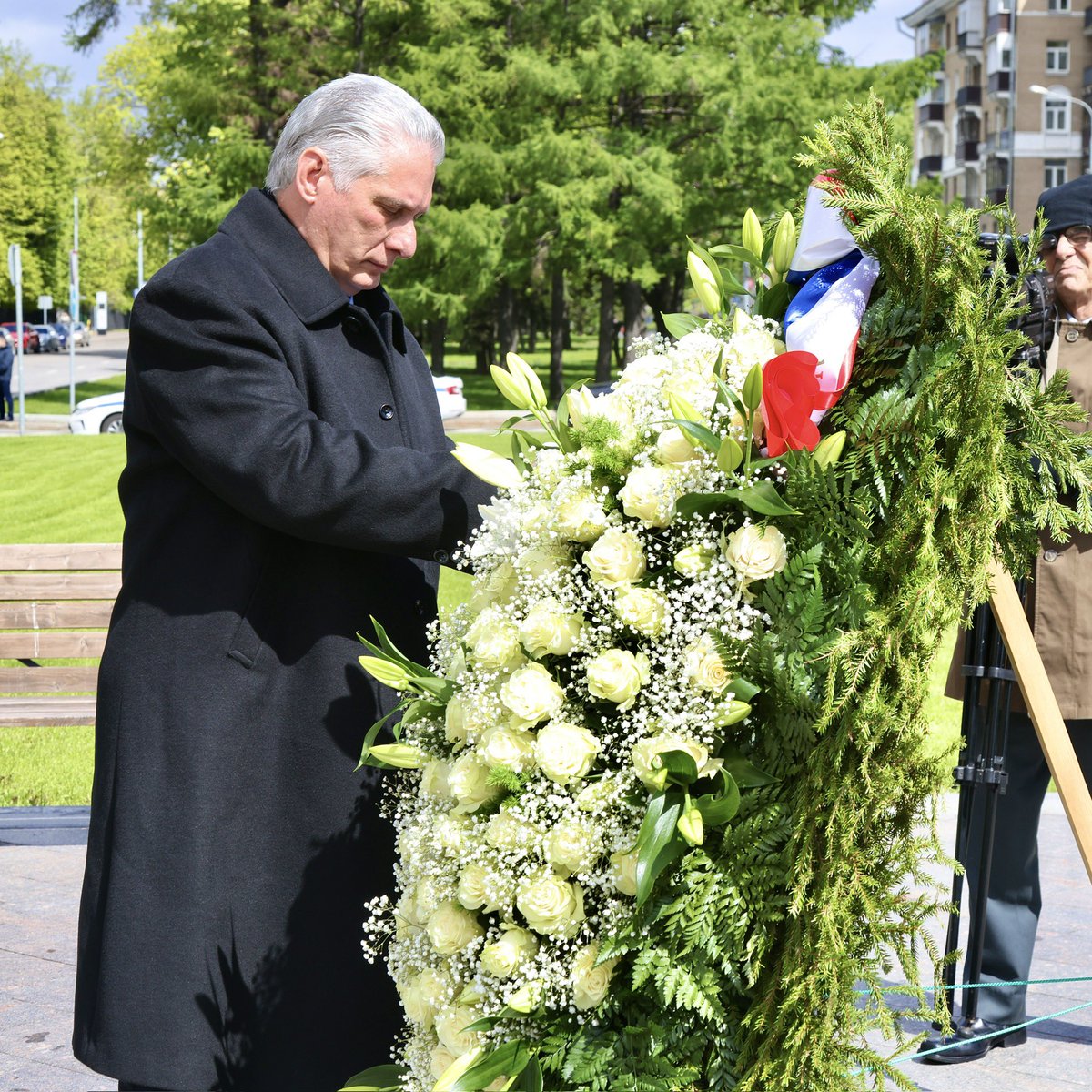 💐El Presidente de Cuba🇨🇺, @DiazCanelB, rindió tributo al líder histórico de la Revolución, Fidel Castro, en la Plaza que lleva su nombre, en el Distrito Sokol en Moscú. #DíazCanelEnRusia🇷🇺 📸 @PresidenciaCuba