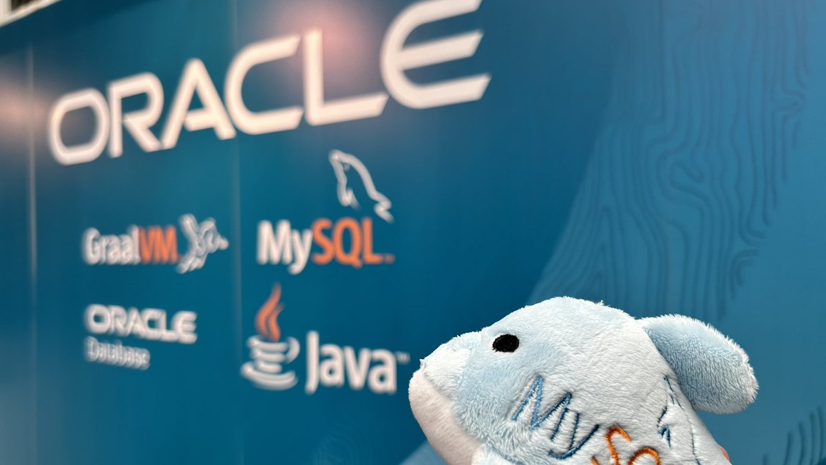 Team effort at @DevoxxUK ! @MySQL 🐬 @java ☕️ @graalvm 🐇 @OracleDatabase 🅾️ and #Sakila of course !! #devoxxUK