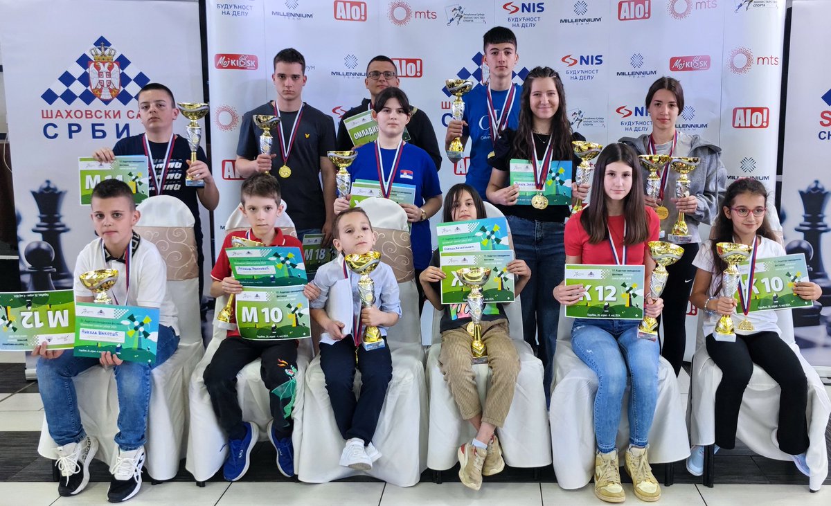 U Paraćinu je od 26-27. aprila održano Pojedinačno kadetsko-omladinsko prvenstvo Srbije u ubrzanom šahu.

Nagrade najboljima uručio je Miodrag Perunović, selektor muške reprezentacije Srbije.

#serbiachess