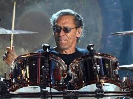 08 de mayo de 1953. Nace Alex Van Halen en Nijmegen, Países Bajos. Es conocido por ser el baterista y miembro fundador de la banda Van Halen, junto a su hermano, el guitarrista Eddie Van Halen. #AlexVanHalen #VanHalen