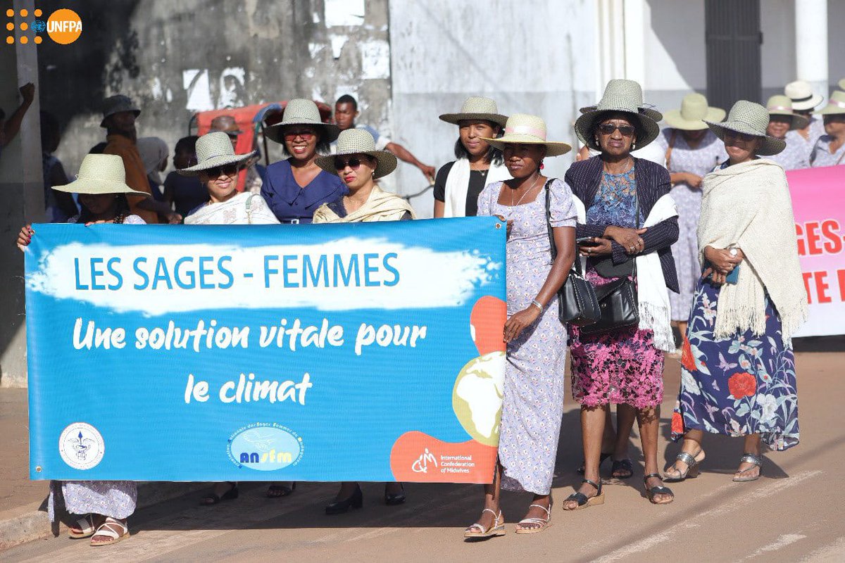 The theme of #IMD2024 is “Midwives: A Vital Climate Solution”. 📸In Madagascar🇲🇬, the national celebration took place in #Farafangana, a cyclone-prone humanitarian zone w/ focus on providing local communities esp. women w/ access to #RH & #FP care through outreach services.