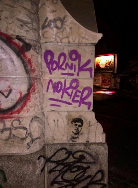 یک گرافیتی #فرزاد_کمانگر که در اولین‌ سالگردها بر روی قطعه سنگی در امتداد دیوار برلین نقش بست. این تصویر مدتهاست که از روی دیوار پاک شده اما نام و یاد جاودانه فرزاد و شیرین و یاران زدودنی نیست.