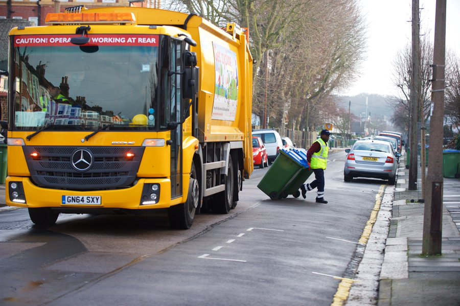 Reminder📣 There will be revised bin collection days this week following the bank holiday 🌻 📅 Check your collection day 👇 Royalgreenwich.gov.uk/bank-holiday-c…