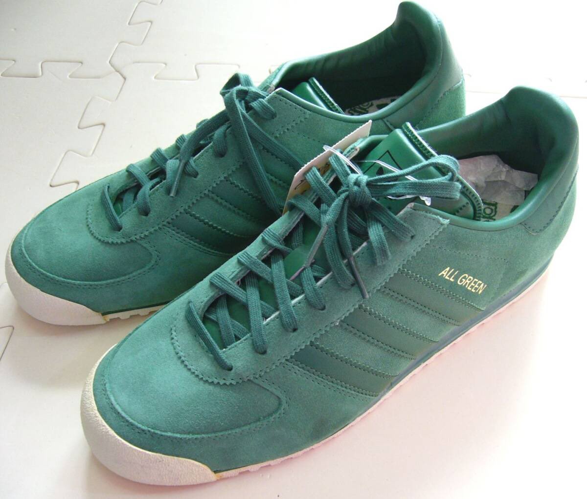 Pair I mentioned on the video that I’ve never had or seen for sale ever Won’t say the size but there BNIBWT 2005 Adidas All Green Coming soon….. First in best dressed and have the cheque book ready