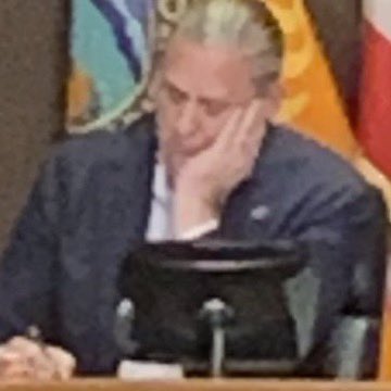 Need more proof that the #HuntingtonBeach MAGA majority are hellbent on privatizing the public libraries despite community opposition? 

Here are Councilmen Pat Burns & Tony Strickland bored/sleeping through public comments last night!