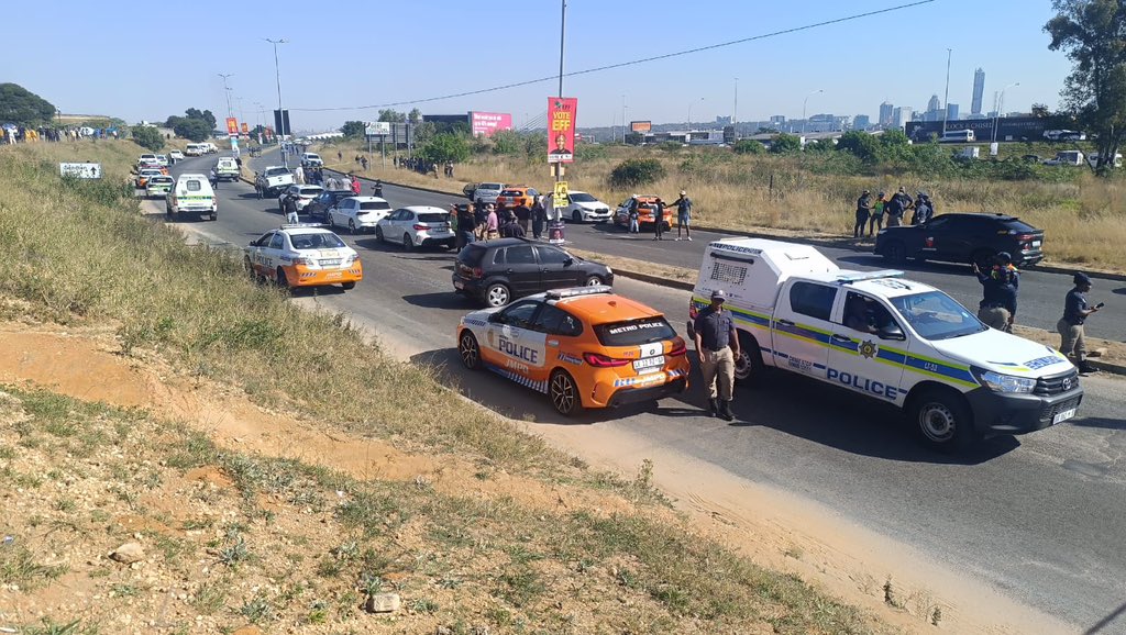 🚨 BREAKING: M1 South Freeway & Marlboro incident 🚨 3 armed suspects involved 1 person shot P4 , emergency teams on site Heavy traffic around Marlboro, avoid all directions! 🔥 Firearm & vehicle recovered! Stay safe everyone! #MarlboroUpdate #TrafficAlert 🚒