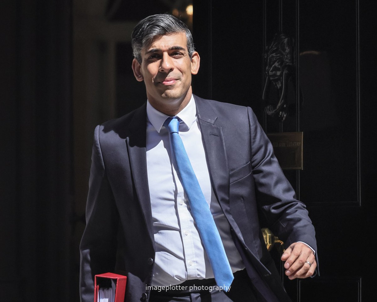 A few shots from the Prime Minister's PMQ departure. And a plea - dear Rishi, I know you can afford a good tailor. What's with the shiny pants & blazer sleeves, 2nd week running? Surely it's time to ditch this suit. Use one of the other 27 navy suits instead? 😉