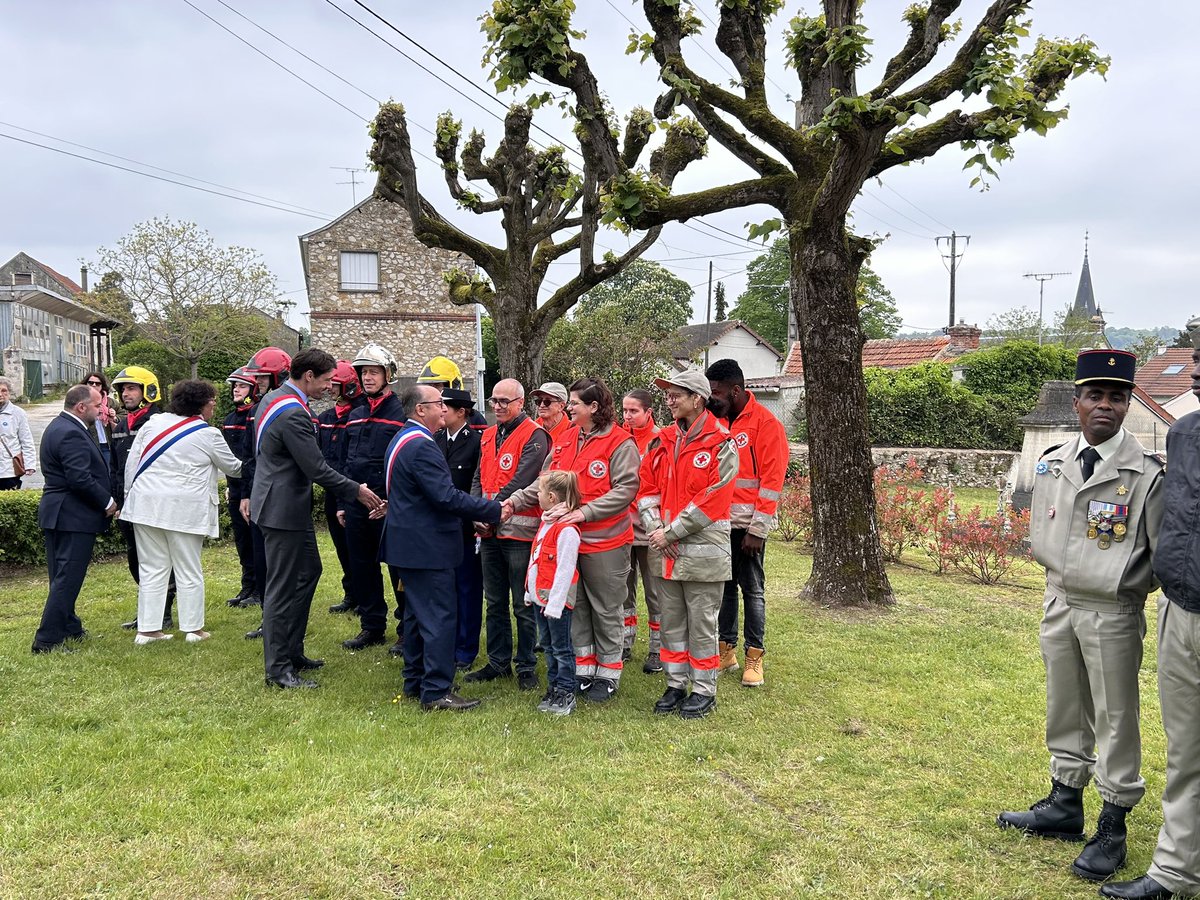 En ce #8mai, nous commémorons la mémoire des héros morts pour la France, celles et ceux qui ont défendu avec courage les valeurs de la République. 🇫🇷 N'oublions jamais leur sacrifice pour la paix et la liberté.