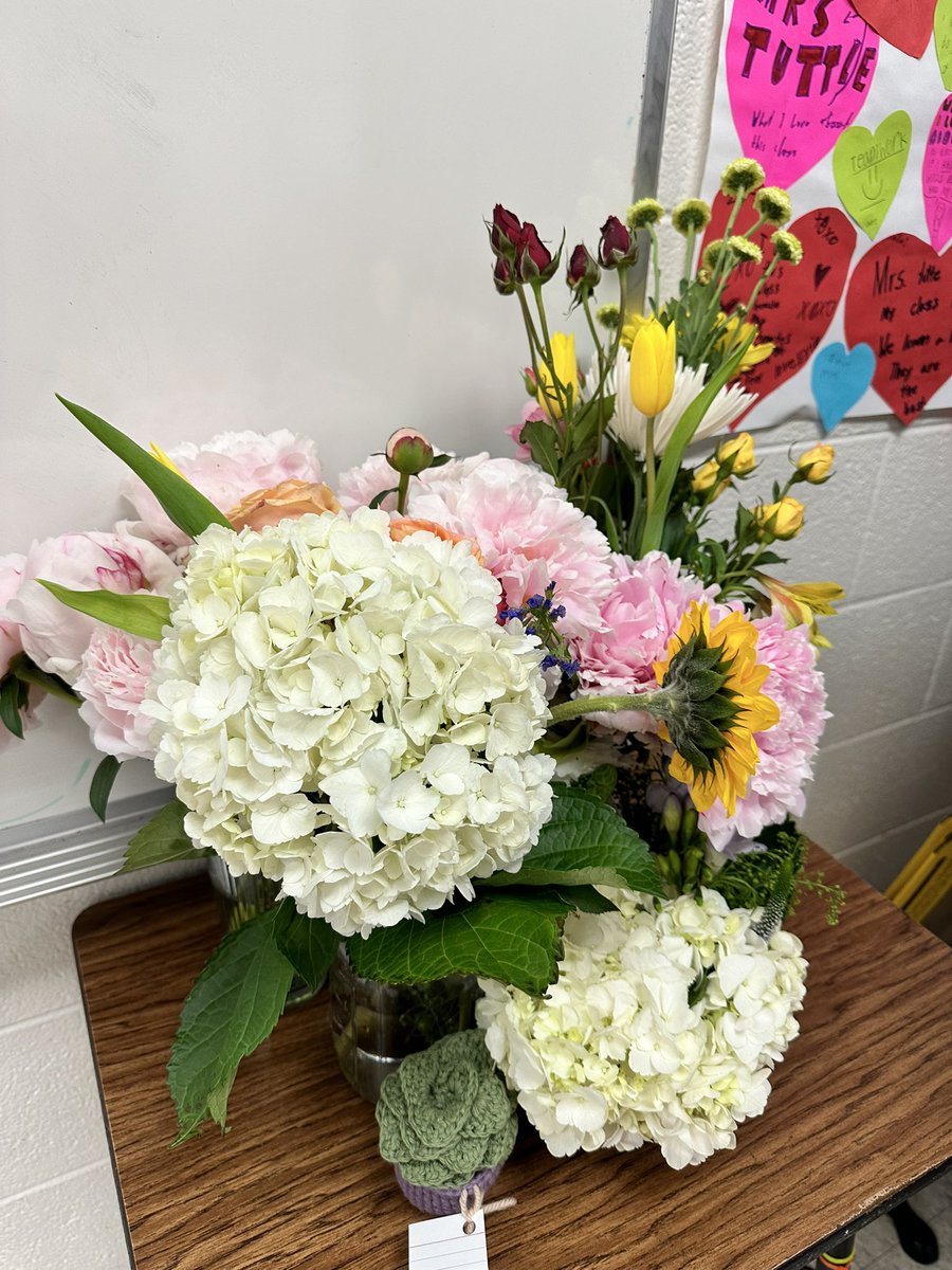 TuttlesClass's tweet image. Bring your teacher a flower day 🥹 
#TeacherAppreciationWeek