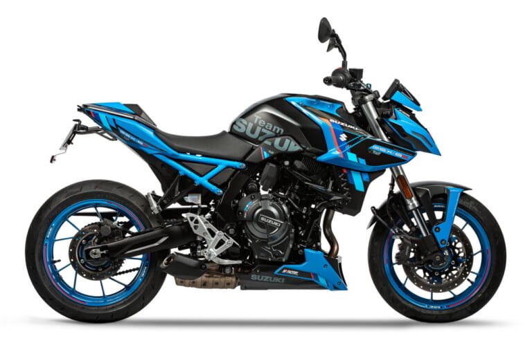 PutiMotor's tweet photo. 🇫🇷スズキフランスが、GSX-8Sにレースイメージのデカールキットやアンダーカウル、シングルシートカウルを追加した「GSX-8S TEAM SUZUKI」を発表❗️🏁

『Suzuki Team Pack』と名付けられたオプションキットは999ユーロ、約16万7000円。

https://t.co/wyZYwT3b00 https://t.co/PyFwE7lCsE