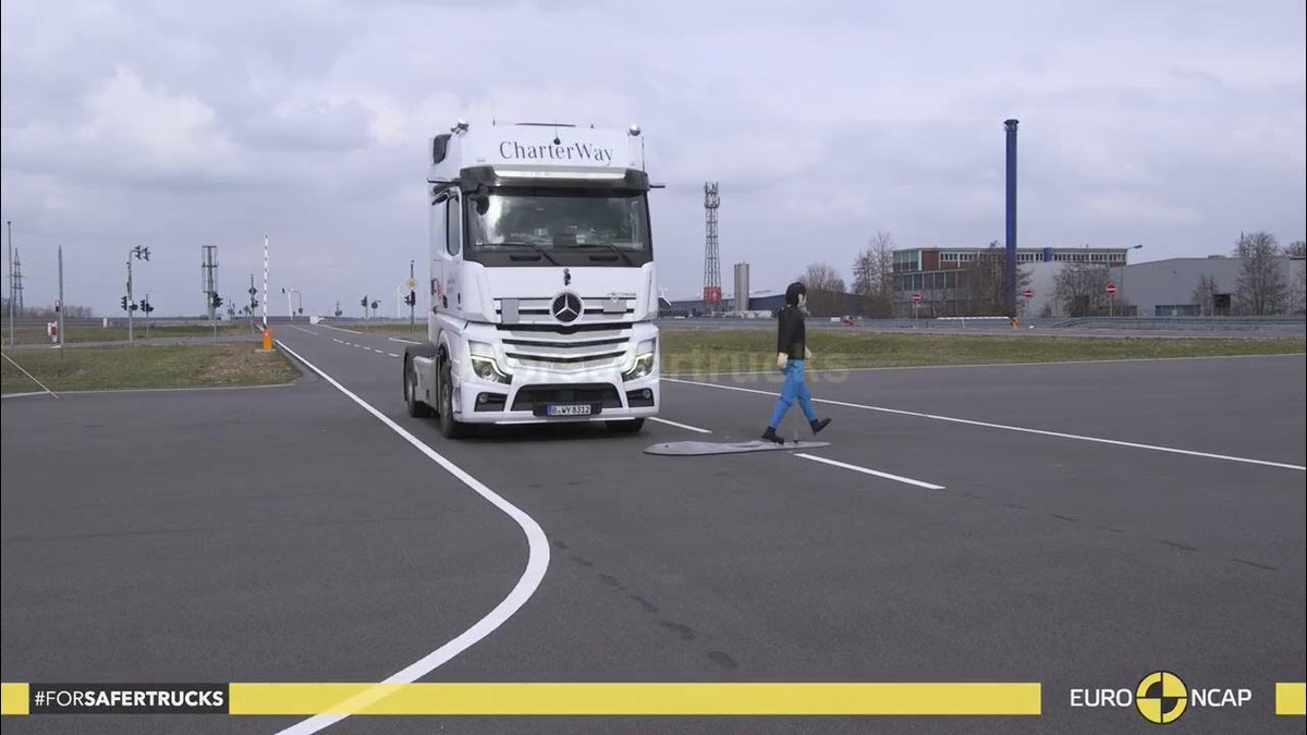As part of its new Truck Safe rating scheme, Euro NCAP wants all manufacturers to fit AEB systems that can not only detect crossing pedestrians but also cyclists and even eScooter riders, including those at junctions. 🚴‍♀️

youtu.be/i_vf_Y0qCxQ?fe… 📅

#forsafertrucks