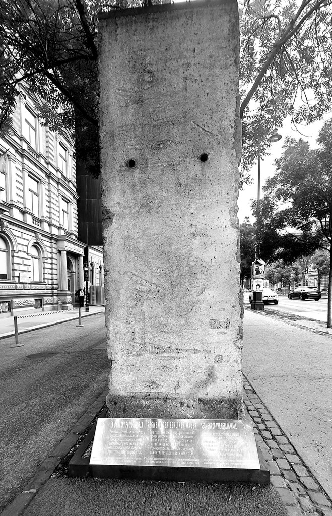 *Stele Memory* Segment of the Berlin wall #bnwphotography #bnw_dark #blackandwhitephotography #blackandwhite #blackandwhitephoto #blackandwhite_photos #monochrome #streetphoto