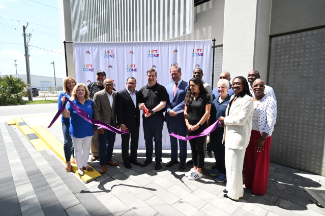 clemonrogers's tweet image. 🎉 @ComcastSouth has officially opened a brand-new Lift Zone at the @CHSdigital Learning Center and surprised 25 students with free laptops! 💻 Read all about it ⬇️ #LevelX #IWorkForComcast comca.st/4ag4ARM