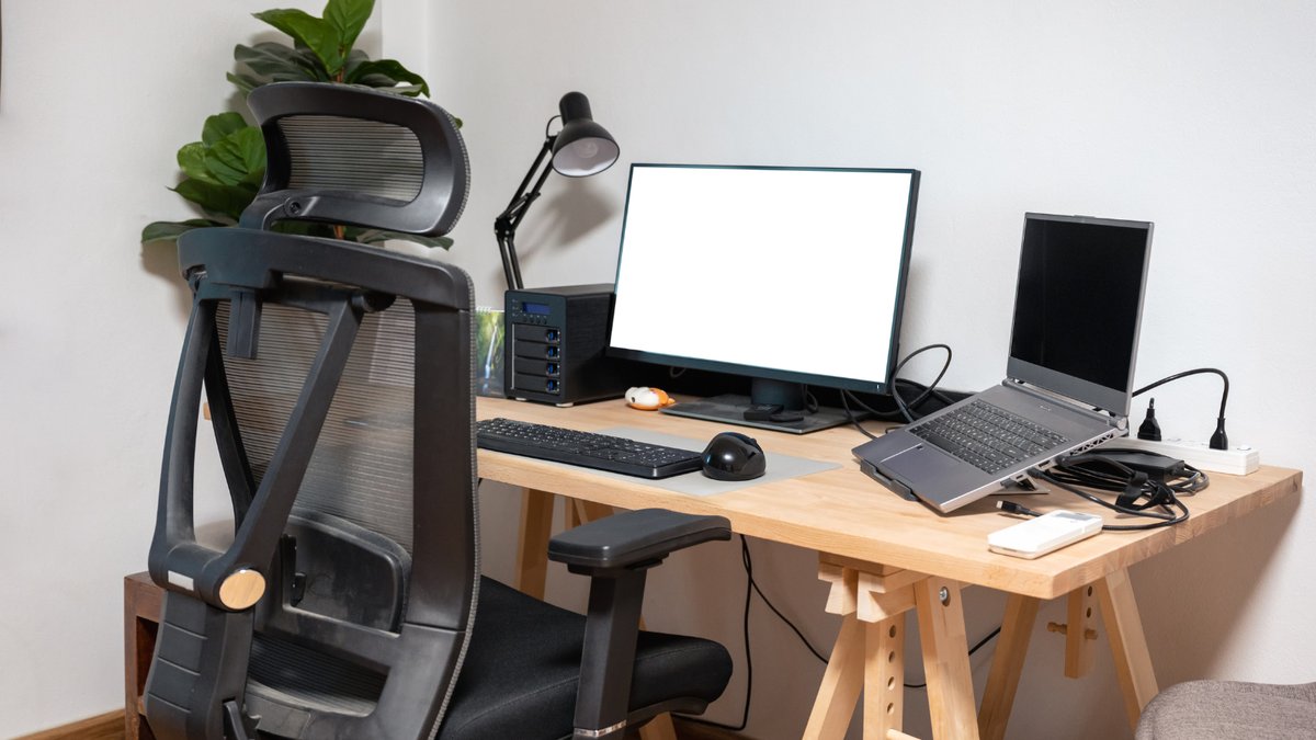If you work in an office, it is vital that you create an ergonomic work setup to reduce strain on your neck and shoulders. 
#chiropractor #chiropractic #wellness #health #backpain #neckpain #lewisfamilychiro #painrelief #footpain #neuropathy
