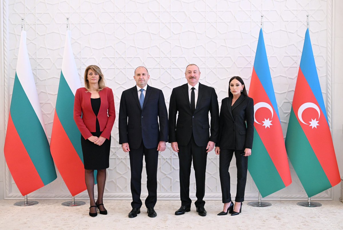 An official welcome ceremony was held for Rumen Radev, President of the Republic of Bulgaria, who arrived in the Republic of Azerbaijan for an official visit. 
Ilham Aliyev, President of Azerbaijan, and First Lady Mehriban Aliyeva welcomed Rumen Radev, President of Bulgaria and