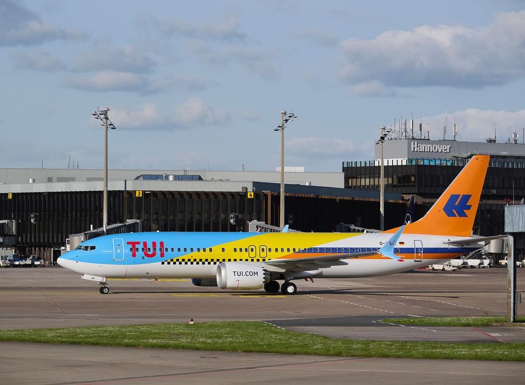 🔴   TUI Deutschland has unveiled a unique hybrid livery at Hannover Airport, blending elements of HLX and Hapag-Lloyd. The Boeing 737-8 incorporates 50 years of history by featuring a display of retro uniforms. #Airways #Airlines

📸: TUI Deutschland