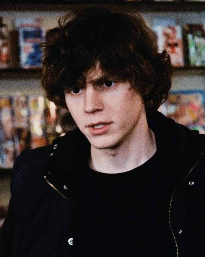 Evan Peters ☆