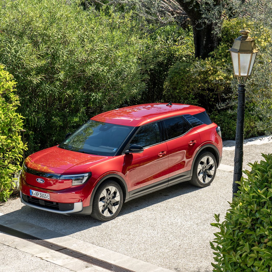 #FordPolska | #FordExplorer⚡️

Czy wiecie, że👇

▫️ Pierwszy produkowany w Europie samochód elektryczny Forda jest dostępny z dwoma układami napędowymi, do których wkrótce dołączy jeszcze jeden
▫️Explorera można skonfigurować w wersji zarówno z napędem na tylne, jak i 4x4